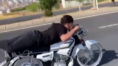 ELAZIĞ’DA MOTOSİKLETİN ÜZERİNE YATAN SÜRÜCÜNÜN TRAFİKTEKİ TEHLİKELİ YOLCULUĞU KAMERALARA YANSIDI.