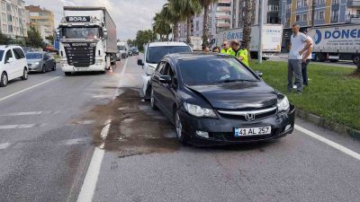 SAMSUN’UN ÇARŞAMBA İLÇESİNDE TRAFİK IŞIKLARINDA BEKLEYEN ARACA ARKADAN GELEN ARAÇLARIN