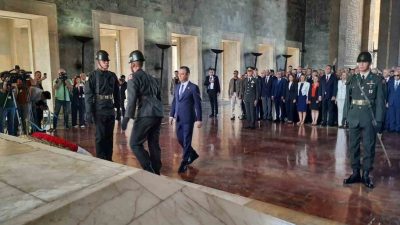 CUMHURİYET HALK PARTİSİ (CHP) GENEL BAŞKANI ÖZGÜR ÖZEL VE BERABERİNDEKİ