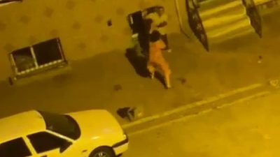 ÇOCUKLARININ VELAYETİNDE ANLAŞAMAYAN ÇİFT, SOKAK ORTASINDA BİRBİRİNE GİRDİ