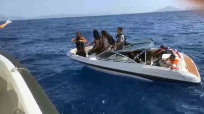 DATÇA’DA 10 DÜZENSİZ GÖÇMEN KURTARILDI, BİR GÖÇ MEN KAÇAKÇISI YAKALANDI