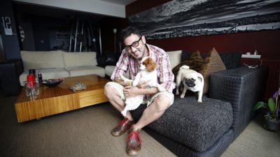 Ünlü şarkıcı Metin Arolat, İstanbul Kadıköy'de sahne aldığı sırada aniden