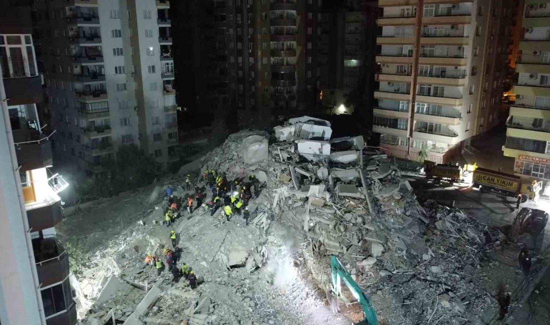 ADANA’DA KAHRAMANMARAŞ MERKEZLİ DEPREMLERDE YIKILAN VE 42 KİŞİNİN YAŞAMINI YİTİRDİĞİ