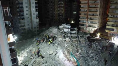 ADANA’DA KAHRAMANMARAŞ MERKEZLİ DEPREMLERDE YIKILAN VE 42 KİŞİNİN YAŞAMINI YİTİRDİĞİ