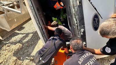 ADIYAMAN’DA, DEVRİLEN KAMYON İÇERİSİNDE SIKIŞAN SÜRÜCÜ, İTFAİYE EKİPLERİNİN ÇALIŞMALARI SONUCU