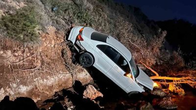 DİDİM’DE OTOMOBİL UÇURUMDAN YUVARLANDI