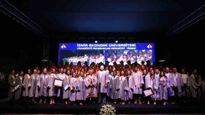 UZUN SÜREDİR HAYALİNİ KURDUKLARI DİPLOMALARINA KAVUŞAN ÖĞRENCİLER, MUTLULUKLARINI YAKINLARIYLA VE