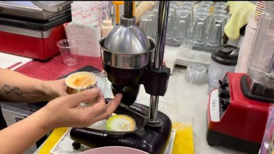 ESKİŞEHİR’DE ESNAF OLAN BEDİR UYKIZ, VATANDAŞLARIN SICAK HAVALARDA DOĞAL MEYVE