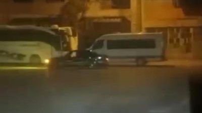 DRİFT ATIP PARK HALİNDEKİ OTOBÜSE BÖYLE ÇARPTI