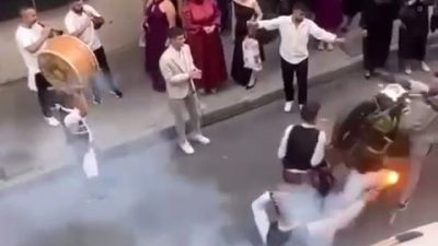 KÜÇÜKÇEKMECE’DE DÜĞÜNDE DAVUL ÇALAN DAVULCUYA MOTOSİKLET ÇARPIŞTI. O ANLAR KAMERAYA