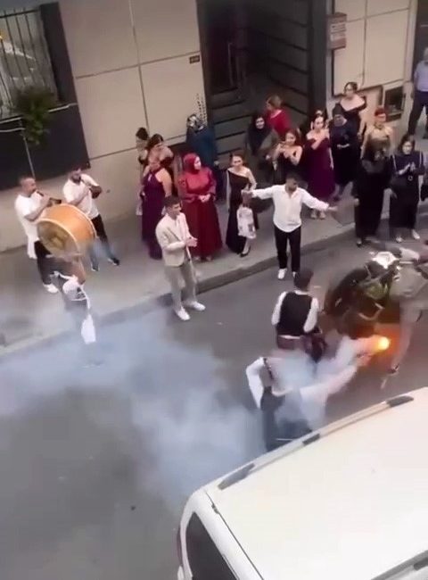 KÜÇÜKÇEKMECE’DE DÜĞÜNDE DAVUL ÇALAN DAVULCUYA MOTOSİKLET ÇARPIŞTI. O ANLAR KAMERAYA