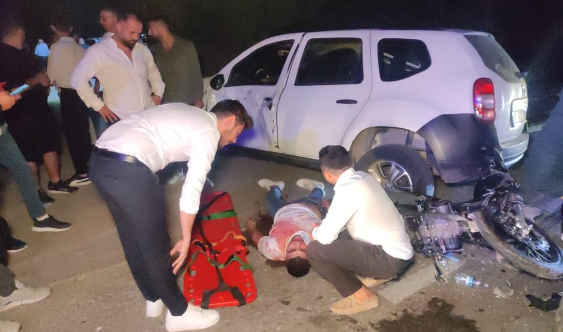 DÜĞÜN SALONUNA DÖNÜŞ YAPAN ARACA MOTOSİKLET ÇARPTI :2 KİŞİ YARALI