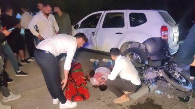 DÜĞÜN SALONUNA DÖNÜŞ YAPAN ARACA MOTOSİKLET ÇARPTI :2 KİŞİ YARALI