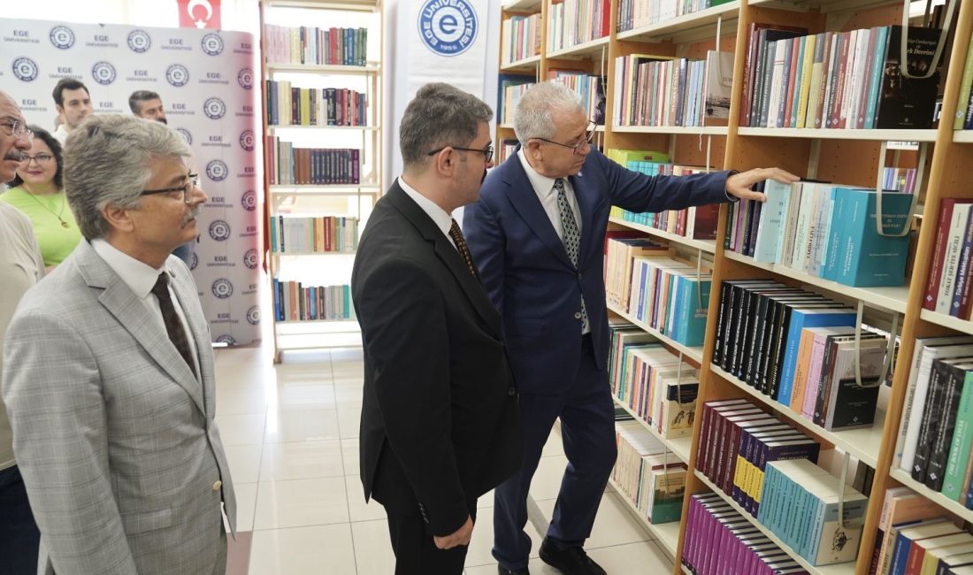 EGE ÜNİVERSİTESİ MERKEZ KÜTÜPHANESİNDE TÜRK TARİH KURUMU’NUN BAĞIŞLADIĞI BİN 200’ÜN
