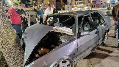ELAZIĞ’DA OTOMOBİLİN AĞACA ÇARPMASI SONUCU 4 KİŞİ YARALANDI.