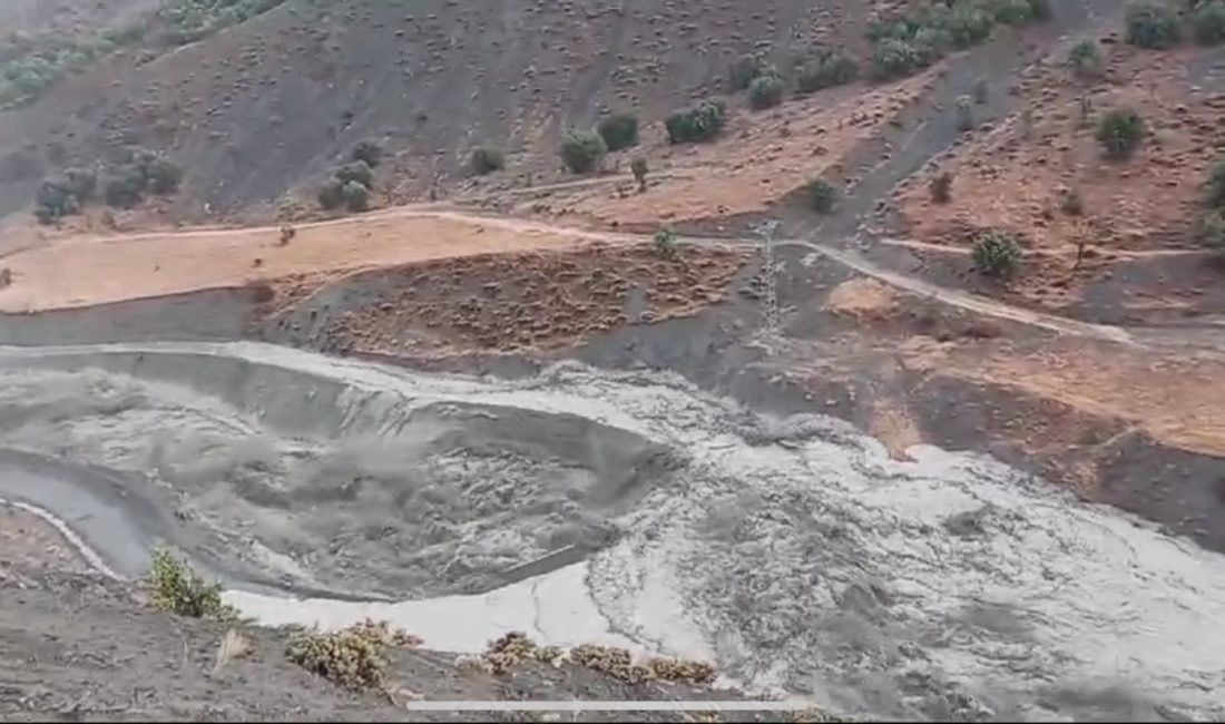 ELAZIĞ’IN PALU İLÇESİNE BAĞLI GÖKDERE KÖYÜNDE SAĞANAK YAĞIŞTAN DOLAYI OLUŞAN