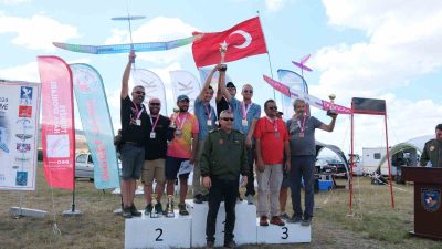 İNÖNÜ'DE GERÇEKLEŞTİRİLEN ULUSLARARASI 2 METRE MODEL PLANÖR ŞAMPİYONASI'NDA DÜNYANIN DÖRT