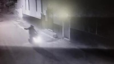 ADANA’DA MOTOSİKLETLE BİR EVE SİLAHLI SALDIRI DÜZENLEYEN KİŞİ GÜVENLİK KAMERALARI