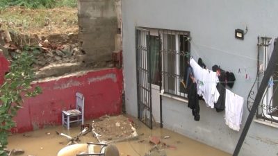 İSTANBUL'DA ETKİLİ OLAN YAĞMUR NEDENİYLE EYÜPSULTAN'DA BULUNAN BİR İNŞAATA AİT