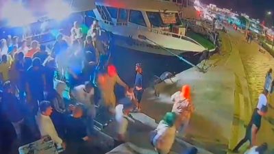 FATİH'TE ANNE VE 2 BUÇUK YAŞINDAKİ ÇOCUĞU, KIYIYA YANAŞAN TUR