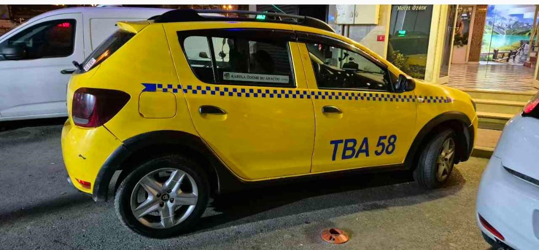 FATİH’TE BİR SÜRÜCÜ, TAKSİSİNE BİNEN YOLCUDAN 25 BİN 250 LİRA