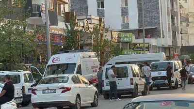 GAZİANTEP'TE BİR ŞAHIS, BERBER DÜKKANINDA TÜFEĞİYLE DOLDUR BOŞALT YAPARKEN KAZARA