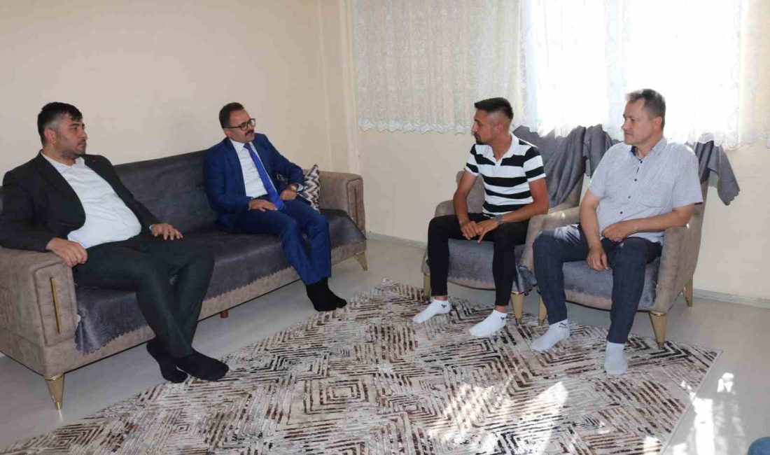 GEDİZ’DE KAYMAKAM ALKAN YARALI ASKERİ EVİNDE ZİYARET ETTİ