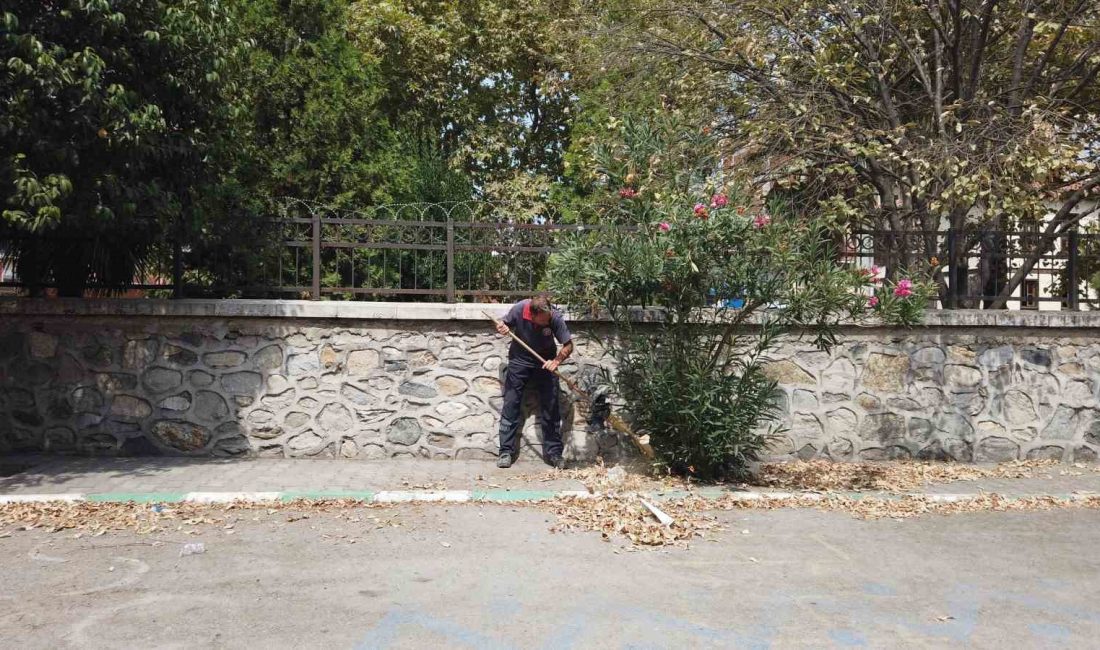 GÜRSU BELEDİYESİ, YENİ EĞİTİM ÖĞRETİM DÖNEMİNE HAZIRLANAN OKULLARDAKİ TEMİZLİK VE