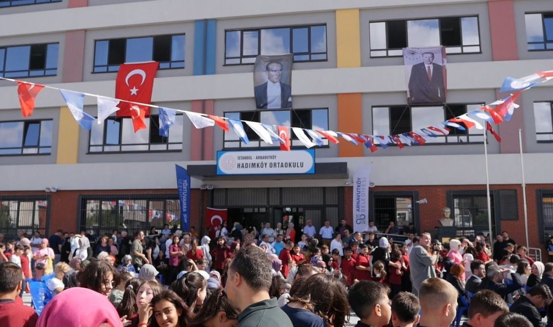 ARNAVUTKÖY'DE 2024-2025 EĞİTİM-ÖĞRETİM SEZONUNUN AÇILIŞI, HADIMKÖY ORTAOKULU'NDA GERÇEKLEŞTİRİLEN TÖRENLE YAPILDI.