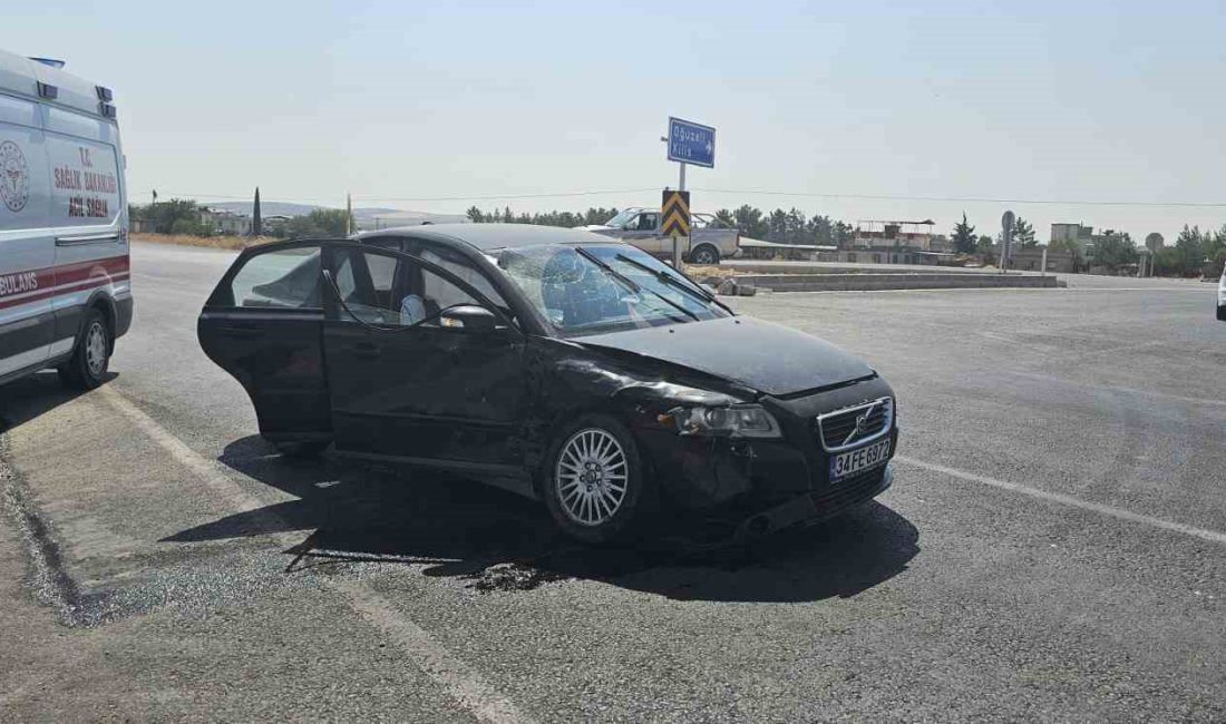 GAZİANTEP'İN KARKAMIŞ İLÇESİNDE HAFİF TİCARİ ARAÇ İLE OTOMOBİLİN KAVŞAKTA ÇARPIŞMASI