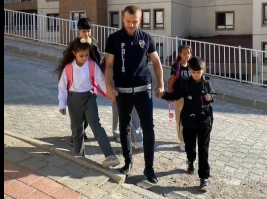 HAKKARİ İL EMNİYET MÜDÜRLÜĞÜ TARAFINDAN YAPILAN ÇALIŞMALARDA, ÇOCUK VE GENÇLERİN