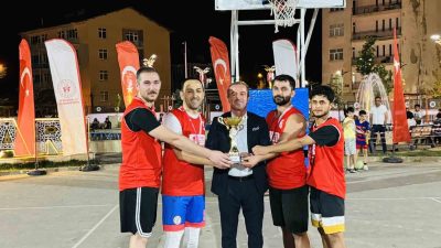 HAKKARİ KENT PARKTA DÜZENLENEN VE 8 TAKIM 48 SPORCUNUN KATILDIĞI