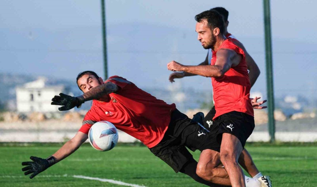 HATAYSPOR, TEKNİK DİREKTÖR RIZA ÇALIMBAY YÖNETİMİNDE İLK ANTRENMANINI GERÇEKLEŞTİRDİ