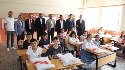 SAMSUN’DA HAYIRSEVER İŞADAMLARI 1850 ÖĞRENCİYE KIRTASİYE DESTEĞİNDE BULUNDU.