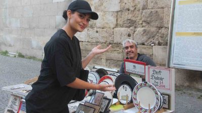 SİVAS’TA KALİGRAFİ SANATÇILIĞI YAPAN SELÇUK YILDIZ, KENTİN İŞLEK CADDELERİNE TEZGAHINI