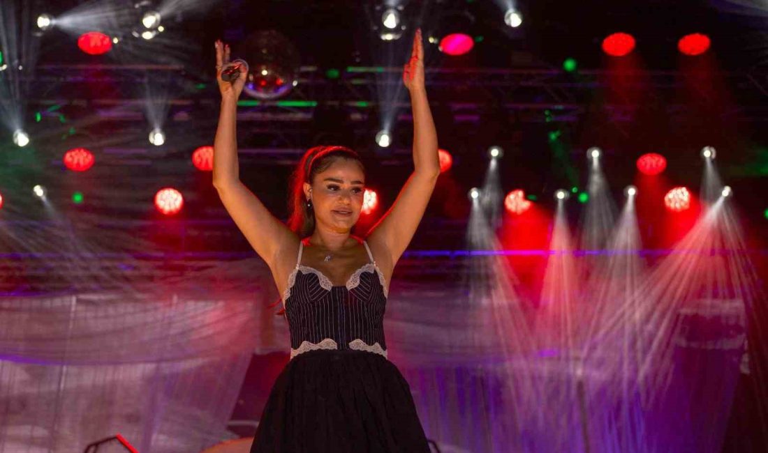 İZMİR ENTERNASYONAL FUARI ÇİM KONSERLERİ, İZMİRLİ SEVİLEN ŞARKICI DERYA BEDAVACI’YI