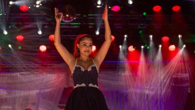 İZMİR ENTERNASYONAL FUARI ÇİM KONSERLERİ, İZMİRLİ SEVİLEN ŞARKICI DERYA BEDAVACI’YI