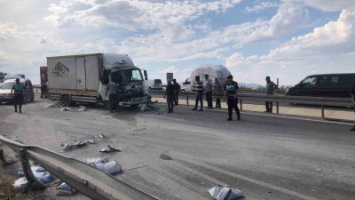 İKİ KAMYONUN ÇARPIŞTI KAZADA: 3 KİŞİ YARALANDI