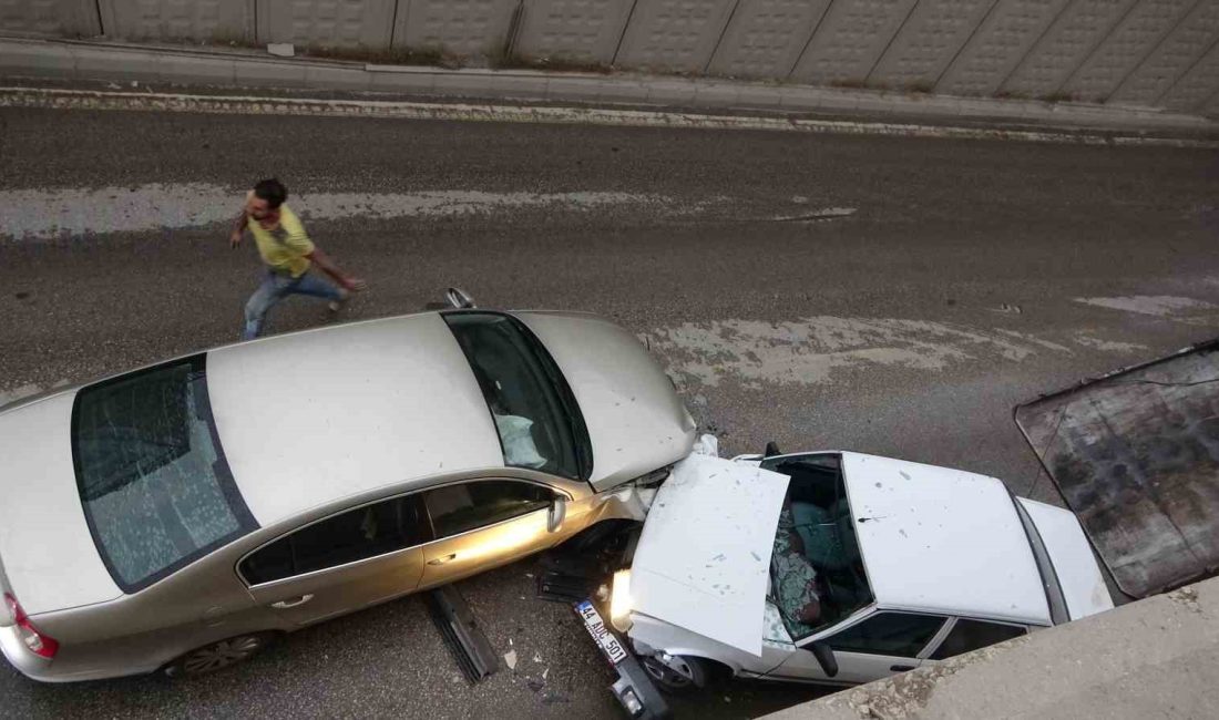 İKİ OTOMOBİL ALTGEÇİTTE KAFA KAFAYA ÇARPIŞTI: 3 YARALI