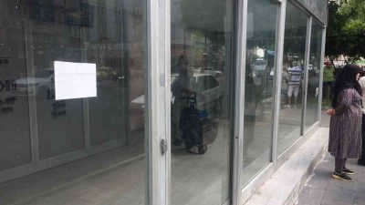 ADANA’DA BİR ŞAHIS, OTOBÜS DURAĞINA ASTIĞI AFİŞLE KENDİSİNE EŞ ARADIĞINI