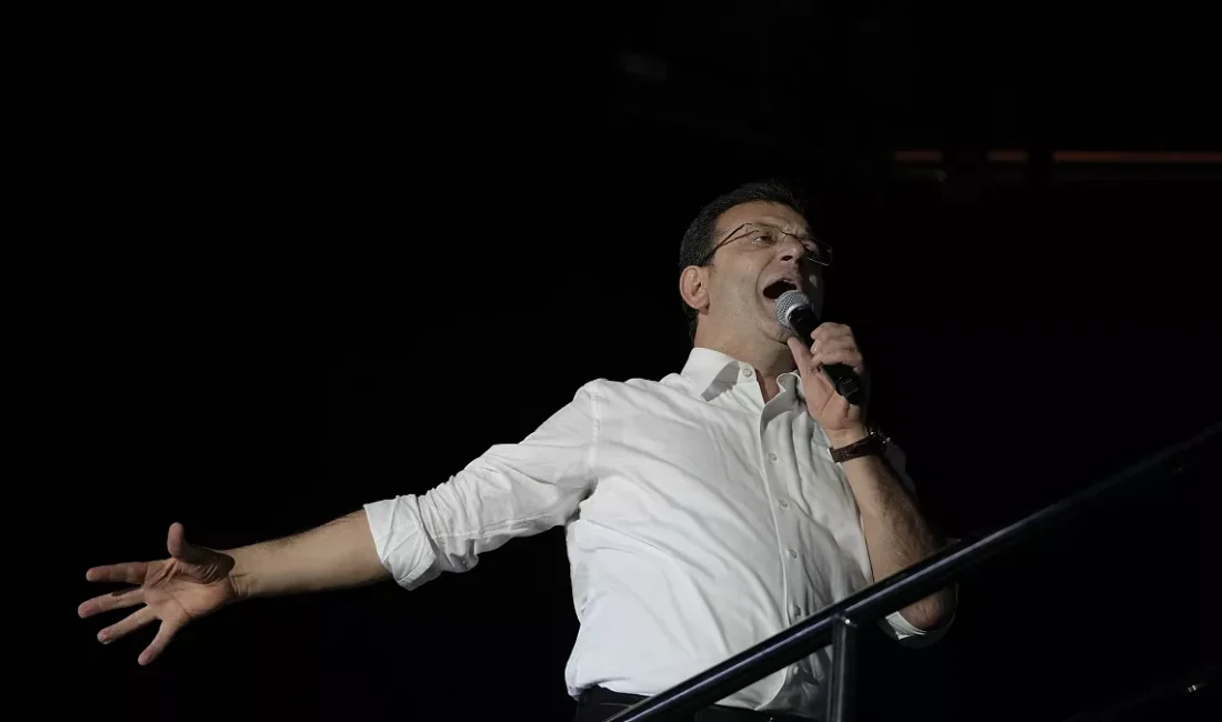 İBB Başkanı İmamoğlu, Kara Harp Okulu mezuniyet töreninin ardından kılıçlarıyla