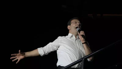 İBB Başkanı İmamoğlu, Kara Harp Okulu mezuniyet töreninin ardından kılıçlarıyla