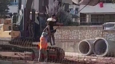 ADIYAMAN’DA YENİ YAPILAN KONUTLARIN ALT YAPI BAĞLANTI HATTI İŞİNDE ÇALIŞAN