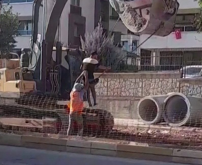 ADIYAMAN’DA YENİ YAPILAN KONUTLARIN ALT YAPI BAĞLANTI HATTI İŞİNDE ÇALIŞAN