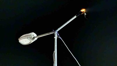 HATAY'IN İSKENDERUN İLÇESİNDE AYDINLATMA DİREĞİNDE ÇIKAN YANGIN İTFAİYE EKİPLERİ TARAFINDAN