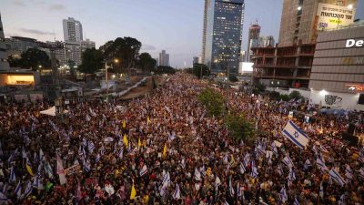 İSRAİL’DE BİNLERCE KİŞİDEN HÜKÜMET KARŞITI PROTESTO: “HER GÜN NETANYAHU'NUN RUS