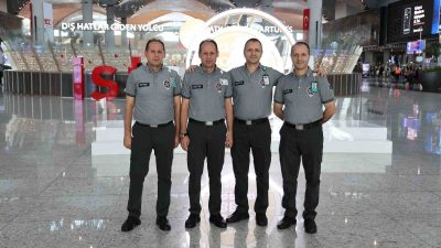 İSTANBUL HAVALİMANINDA GÖREV YAPAN İKİZ GÜVENLİK GÖREVLİLERİ, YOLCULARIN VE ÇALIŞANLARIN