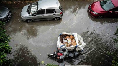 İSTANBUL’DA ANİDEN BASTIRAN SAĞANAK VATANDAŞLARA ZOR ANLAR YAŞATTI