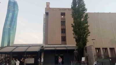 İZMİR'İN KONAK İLÇESİNDE SAĞANAK YAĞIŞ ESNASINDA ELEKTRİK AKIMINA KAPILAN 2