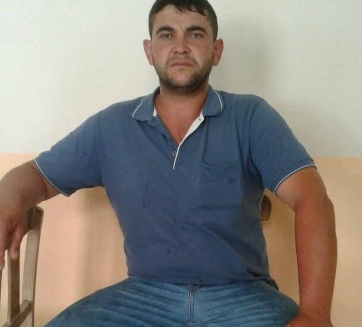 İZMİR'İN ÖDEMİŞ İLÇESİNDE BİR KİŞİ, EVİNİN ÖNÜNDEN TRAKTÖRLE GEÇERKEN TOZ